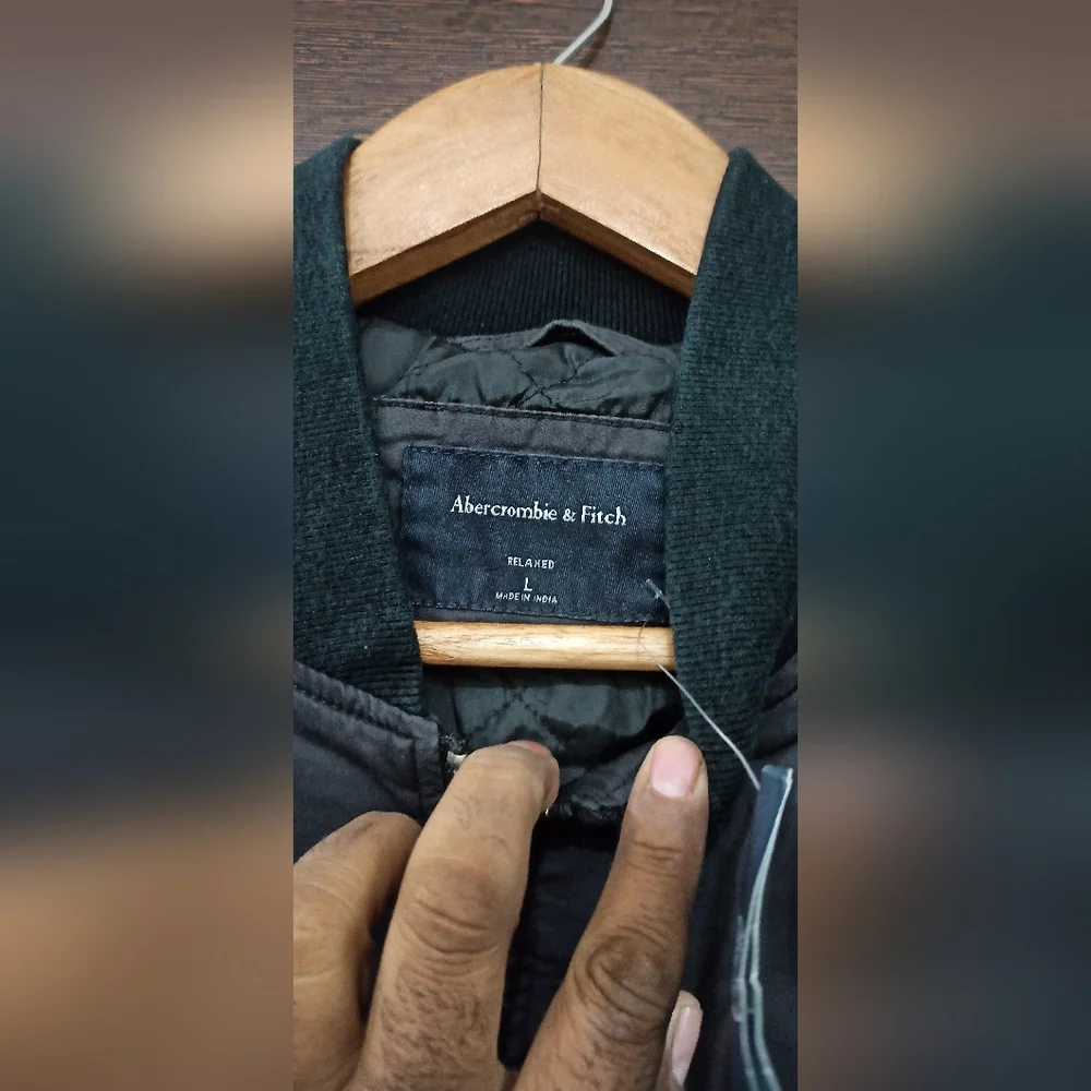 Abercrombie & Fitch - Picture 5 of 9